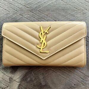 Yves Saint Laurent CASSANDRE MATELASSÉ LARGE FLAP WALLET IN LAMBSKIN
DUSTY GREY